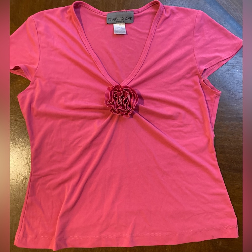 Ladies Size Medium Petite Chapter One Petites Pink VNeck Blouse W/Bunched Rose